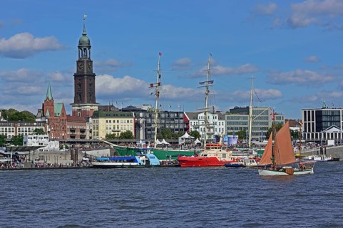 Europe, Germany, Hanseatic City of Hamburg, Elbe, View across the Elbe to Michel and Baumwall,