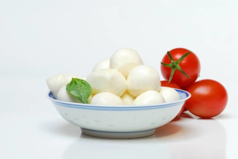 Mozzarella balls in shell, tomato, tomato