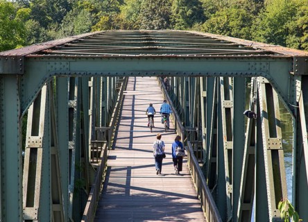 Ruhr Valley cycle path, former railway bridge over the Ruhr, Lake Baldeney in Essen, cycle and