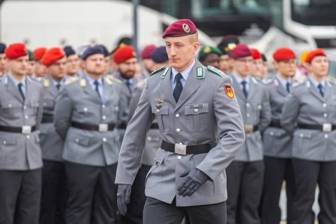 Public roll call of the Army Officers' School on Theatre Square: Bundeswehr honours and bids
