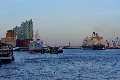 Germany, Hamburg, HafenCity, view to Elbe Philharmonic Hall, Hamburg's new concert hall, glass