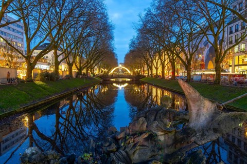 Christmas market, on Königsallee, Kö, Stadtgraben pond, Tritonenbrunnen fountain, Christmas lights,