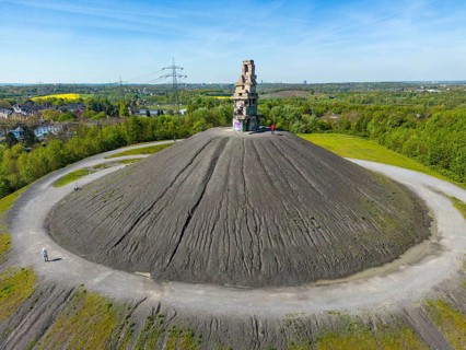 Rheinelbe spoil tip in Gelsenkirchen, 100 metre high spoil tip, landscape park, with the sculpture