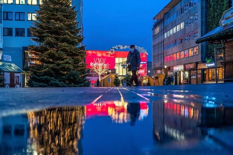 Christmas lockdown in the Corona crisis, empty shopping street, closed shops, hardly any