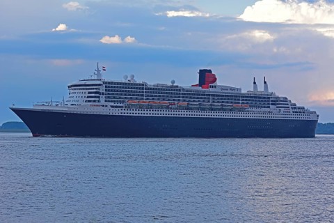 Europe, Germany, Hamburg, Elbe, passenger ship Queen Mary 2 leaves Hamburg, cloudy sky, romantic