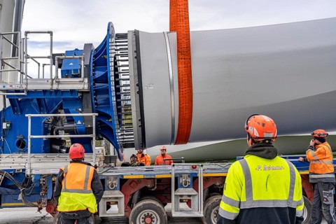 Preparation for the transport of a 68 metre long blade, a wind turbine, with a self-propelled