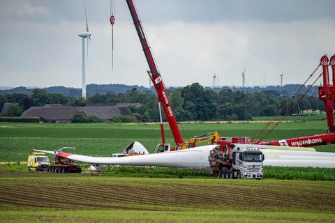 Transport of a 70 metre long rotor blade, construction of a wind power plant in a wind farm near