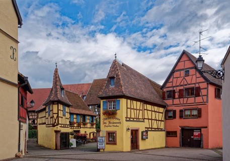 Joseph Freudenreich winery. Well-kept half-timbered houses and floral decorations characterise the