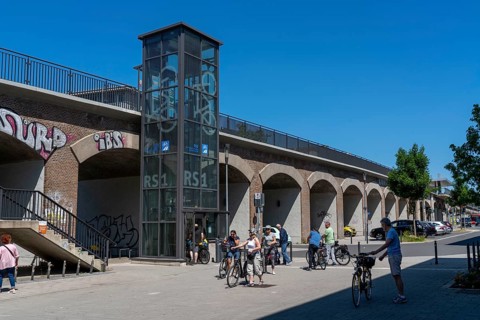 Cycle highway RS1, in Mülheim an der Ruhr, on a former railway viaduct, in the middle of the city
