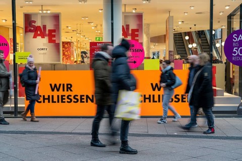 Shopping street, pedestrian zone, shoe shop closes, clearance sale, business closure, Limbacher