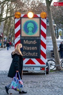 Sign, illuminated sign, on the obligation to wear a mask, shopping street Westenhellweg, shopping
