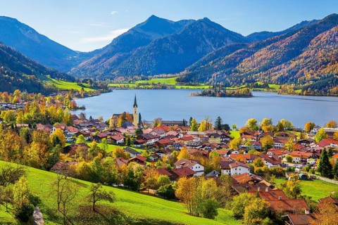 Panorama of the village and lake with the parish church of St. Sixtus and the Brecherspitz 1683m in