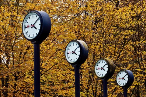 Artwork Time field, 24 synchronised station clocks, Artist Klaus Rinke, Time changeover,
