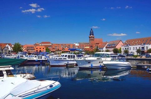 Europe, Germany, Mecklenburg-Western Pomerania, Waren an der Müritz, Binnenmüritz with marina, View