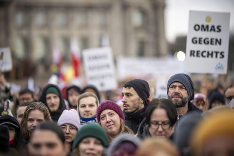 150, 000 people gather around the Bundestag in Berlin to build a human wall against the shift to