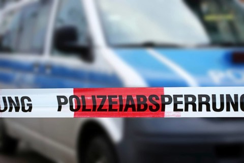 Symbolic image: Police cordon with police car in the background