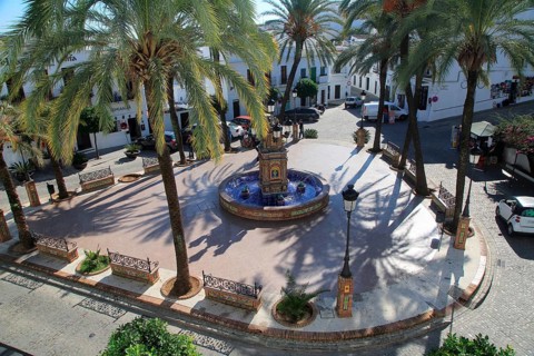 Fountain and palm trees in Plaza de Espana, Vejer de la Frontera, Cadiz Province, Spain, Europe