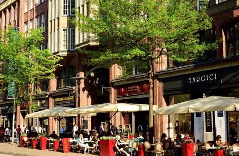 Germany, Hamburg, City, Mönckebergstraße, Shops, Street café in front of Levantehaus, Hotel Hyatt,