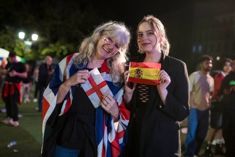 Cathreen (born in England and fan of the English team) together with her daughter Jamie (living in