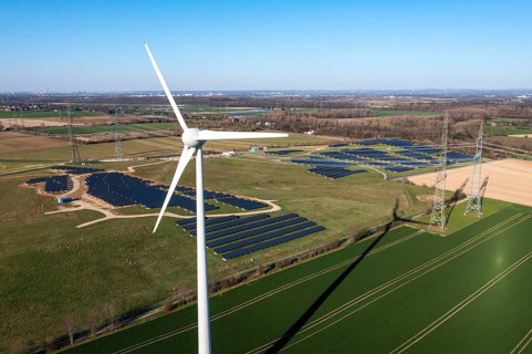 Part of a new line route, 380 KV extra-high-voltage line between Osterath and Gohr, 6-hectare solar