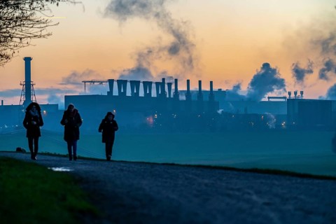 Rhine at Duisburg-Bruckhausen, steelworks Thyssenkrupp Steel, walkers on the Rhine dyke, winter,