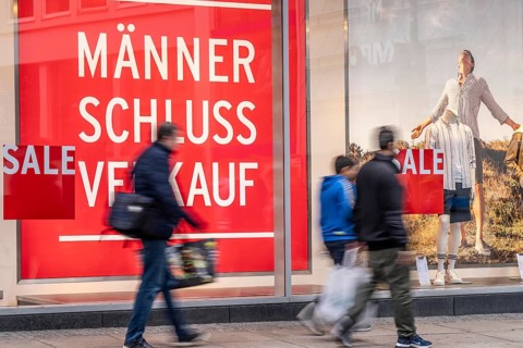 Shop window of a clothing shop, clearance sale, sale, slogan Männer Schluß Verkauf, on