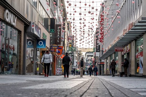 First day of the Christmas lockdown in the Corona crisis, empty shopping street Hohe Straße, closed
