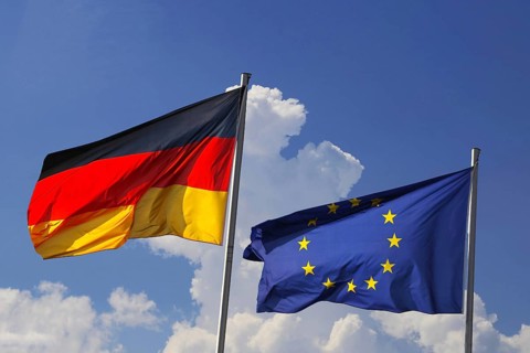 Deutsche und europäische Flagge wehen im Wind (German and european flag wave in the wind)