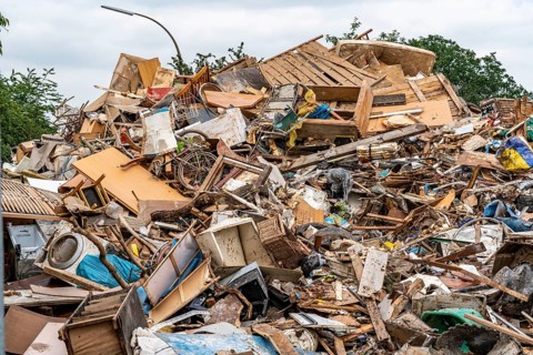 Flood on the Erft, on the outskirts of the Bliesheim district, Erftstadt, the household rubbish was