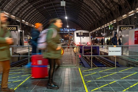 Frankfurt am Main main station, ICE train on platform, traveller, Hesse, Germany, Europe
