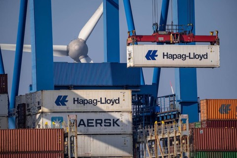 Port of Hamburg, Container Terminal Altenwerder, container ship during loading and unloading,