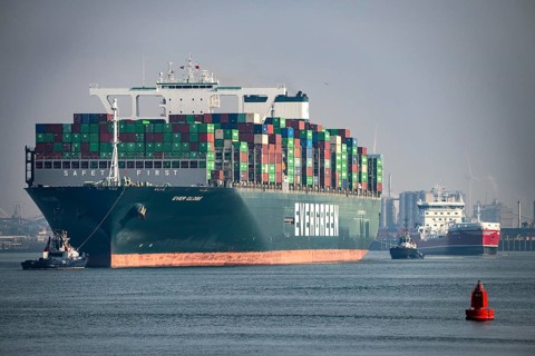 Harbour tugs bring the container freighter Ever Globe to its berth at Hutchison Ports ECT Euromax,