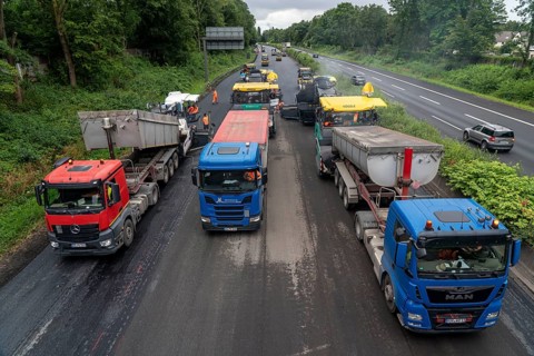 Renewal of the road surface on the A40 motorway between the Kaiserberg junction and Mülheim-Heißen,