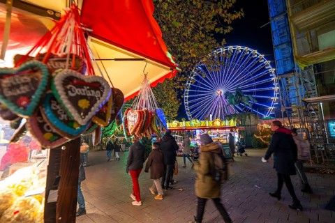 Pre-Christmas season, Christmas market in the city centre of Essen, Kettwiger Straße, Ferris wheel