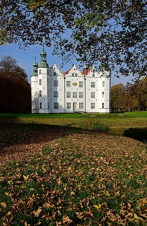 Europe, Germany, Schleswig-Holstein, Ahrensburg, moated castle Ahrensburg, autumn, front facade,