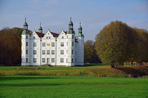 Europe, Germany, Schleswig-Holstein, Ahrensburg, moated castle Ahrensburg, autumn, front facade,