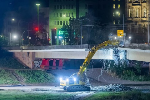 In the early hours of the morning, a section of the Carola Bridge collapsed for unknown reasons.