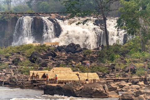 Huts at the Tad Lo waterfall in the Bolaven Plateau near Ban Saenvang, Laos, Asia