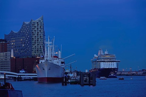 Germany, Hamburg, HafenCity, view to Elbe Philharmonic Hall, Hamburg's new concert hall, glass