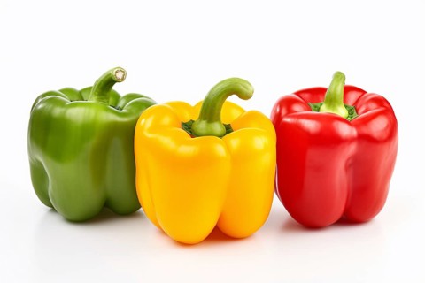 Mix of green, yellow and red bell peppers on white background. KI generiert, generiert AI generated