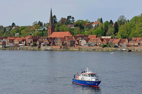 Deutschland, Schleswig-Holstein, Lauenburg, Blick vom Dampfer Kaiser Wilhelm