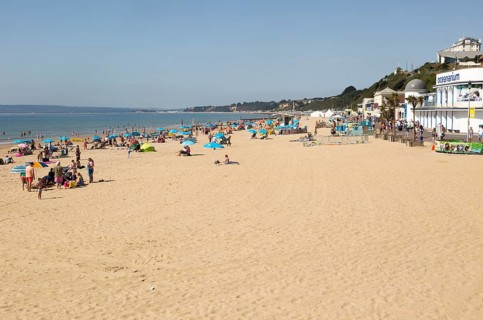 Holidaymakers on sandy beach near the Oceanarium, Bournemouth, Dorset, England, UK