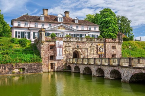 Castle with moat, spa town of Bad Pyrmont, Lower Saxony state spa, Emmer, Emmertal, Weserbergland,