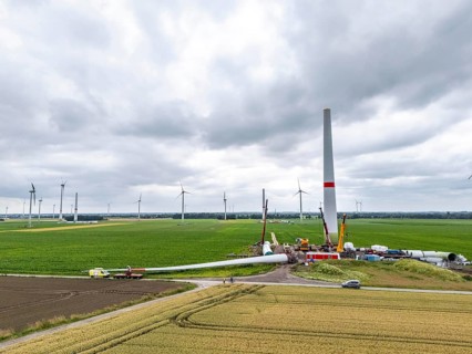 Transport of a 70 metre long rotor blade, construction of a wind power plant in a wind farm near