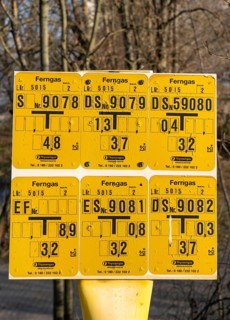Signs for supply facilities, long-distance gas pipelines, pointing out underground hydrants or