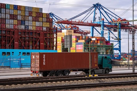 Port of Hamburg, Waltershofer Hafen, container ships, lorries bring and collect freight containers