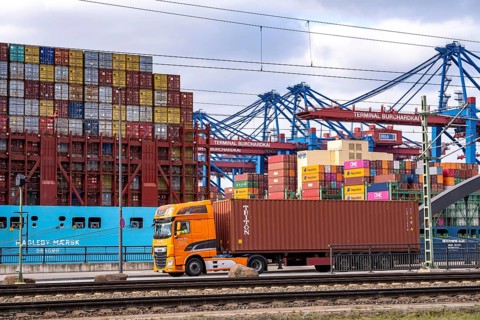 Port of Hamburg, Waltershofer Hafen, container ships, lorries bring and collect freight containers