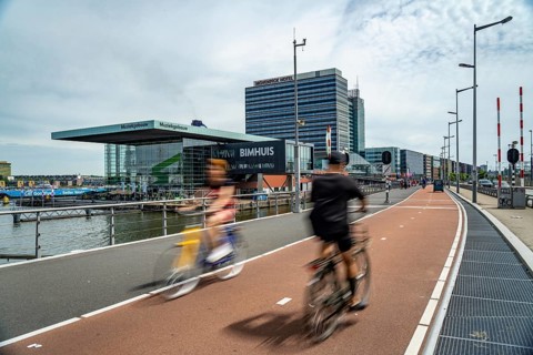 Cycle path, cycle highway, at the Piet Heinkade, at the river Ij, near the Muziekgebouw aan 't IJ,
