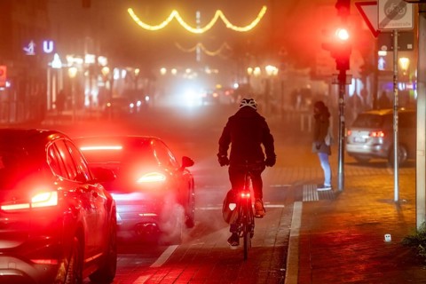 Cyclist, darkness, inner city traffic, Rüttenscheider Straße, bicycle lane, fog, autumn, winter,