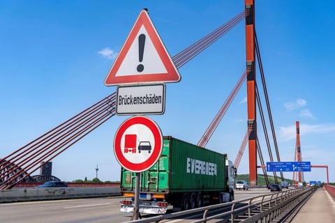 The motorway bridge between Duisburg-Baerl and Duisburg-Beeckerwerth, A42, over the Rhine, notice